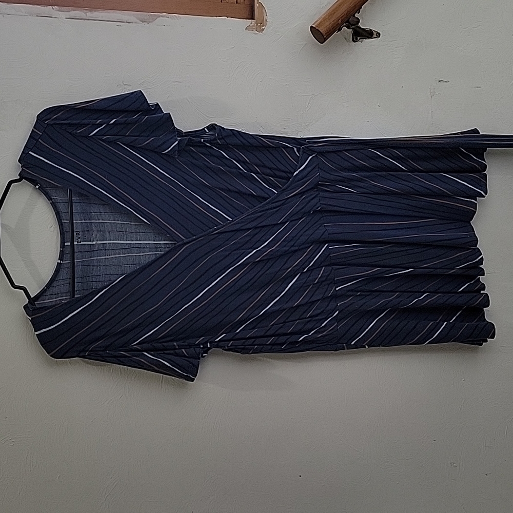 EVRI tunic top stripped in white, black, and gold. Size 1X